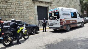 Elementos de policía resguardan una ambulancia en calles de Oaxaca.