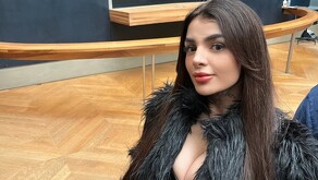 Karely Ruiz posando en sus vacaciones.