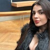 Karely Ruiz posando en sus vacaciones.