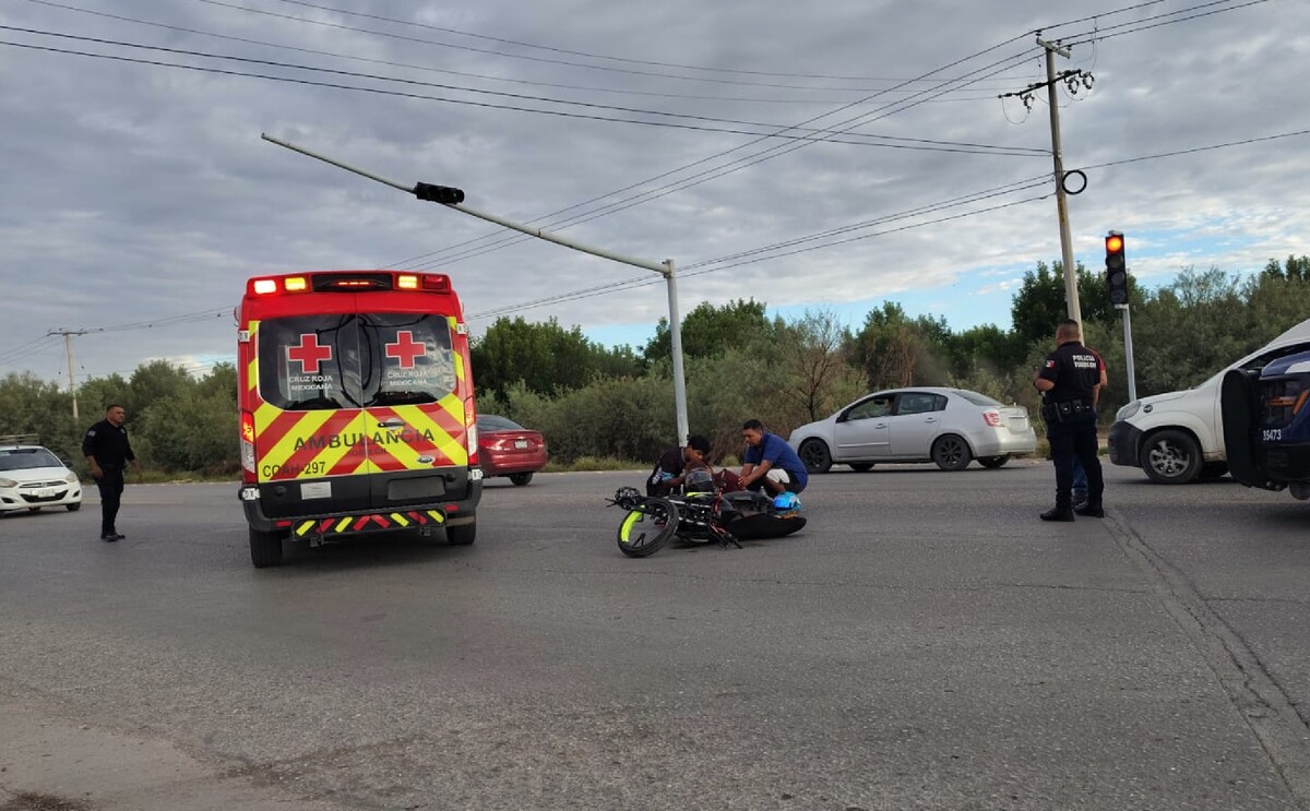 Paramédicos atendiendo a mujer que resultó con una fractura tras ser impactada por una camioneta en la carretera Santa Fe.