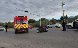 Paramédicos atendiendo a mujer que resultó con una fractura tras ser impactada por una camioneta en la carretera Santa Fe.