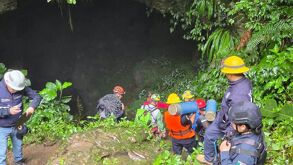 Equipos de rescate vertical y buceo evalúan las condiciones de riesgo en la entrada de la gruta / Gobierno de Puebla