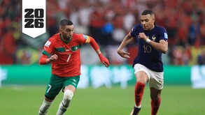 Ziyech de Marruecos, ante Mbappe de Francia en Qatar 2022.