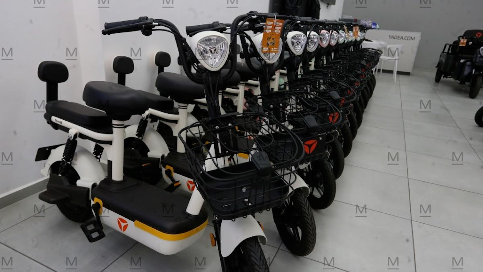 Carlos Trejo intenta emplacar moto eléctrica pero página de SEMOVI lleva 9 días sin funcionar. Ciudadanos enfrentan trámites engorrosos y desinformación.