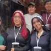 una familia se toma una fotografía