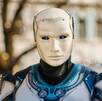 Un robot con forma de humano de color blanco y azul