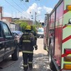 Camión y elementos de Protección Civil y Bomberos de Tonalá caminando hacia una ambulancia de la Cruz Verde