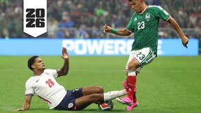Jarell Quansah en la barrida que le costó la expulsión ante Jesús Gallardo en el Mundial 2026.