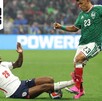 Jarell Quansah en la barrida que le costó la expulsión ante Jesús Gallardo en el Mundial 2026.