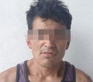 Hombre detenido por la policía de Puebla junto a una imagen del mismo hombre robando la defensa de una camioneta.