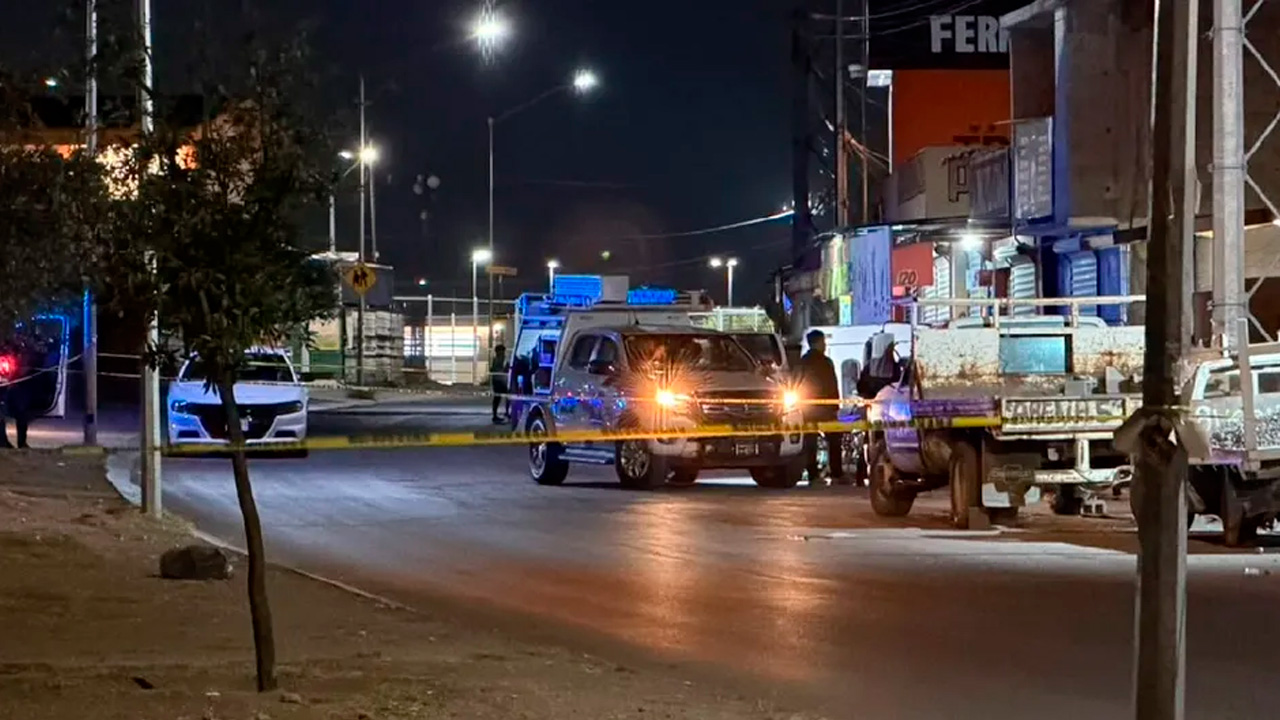 Un motociclista murió tras ser atacado a balazos mientras circulaba por la colonia Valle de Santa Isabel, Sector Oviedo, en Juárez.