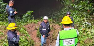 Personal de rescate trabaja en una gruta de Cuetzalan.