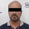 Se observa a un hombre con ojos tapados, con playera y pantalón de mezclilla.