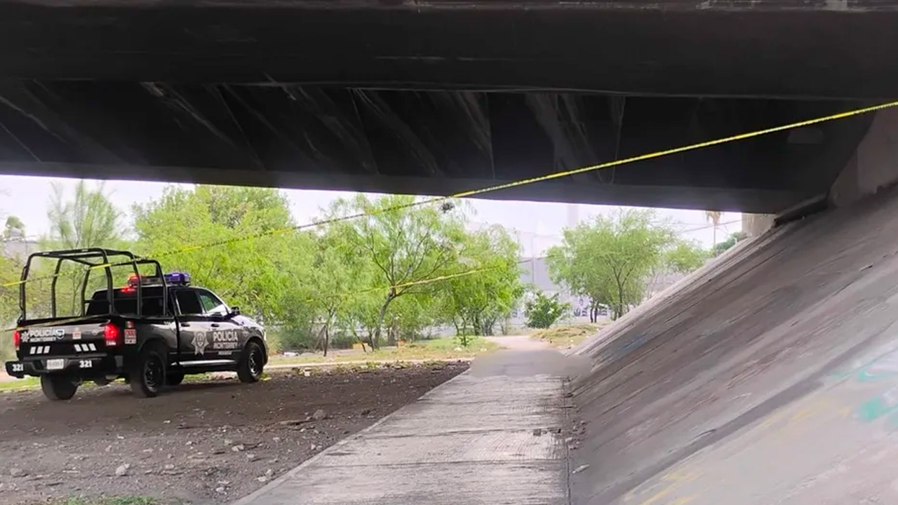 El cuerpo de un hombre fue localizado bajo el puente Rube, en Monterrey. Las autoridades investigan las causas del fallecimiento.