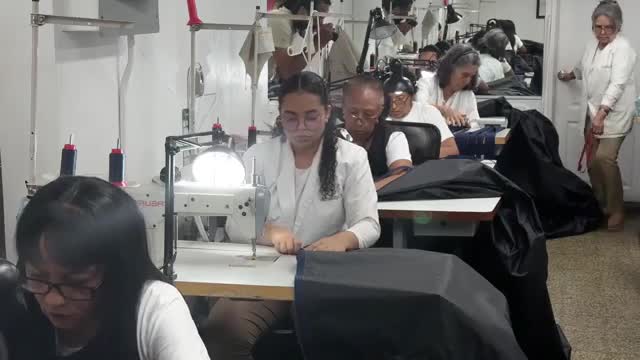 La empresa Efrain Mogollon interrumpió su actividad habitual para confeccionar bolsas mortuorias para las víctimas.