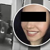 Fotografía de una mujer sonriente y con los ojos cubiertos, junto a la captura de una grabación.