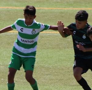 Niños entrenando con Santos Laguna