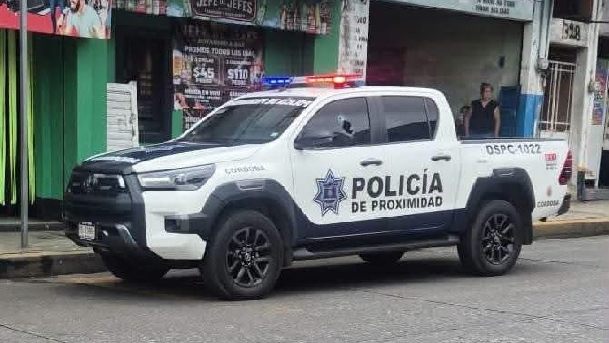 Patrulla de policía baleada en calles de Córdoba, Veracruz.