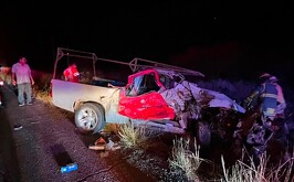 Camioneta en la que viajaban tres mujeres de una familia que murieron tras un fuerte accidente.