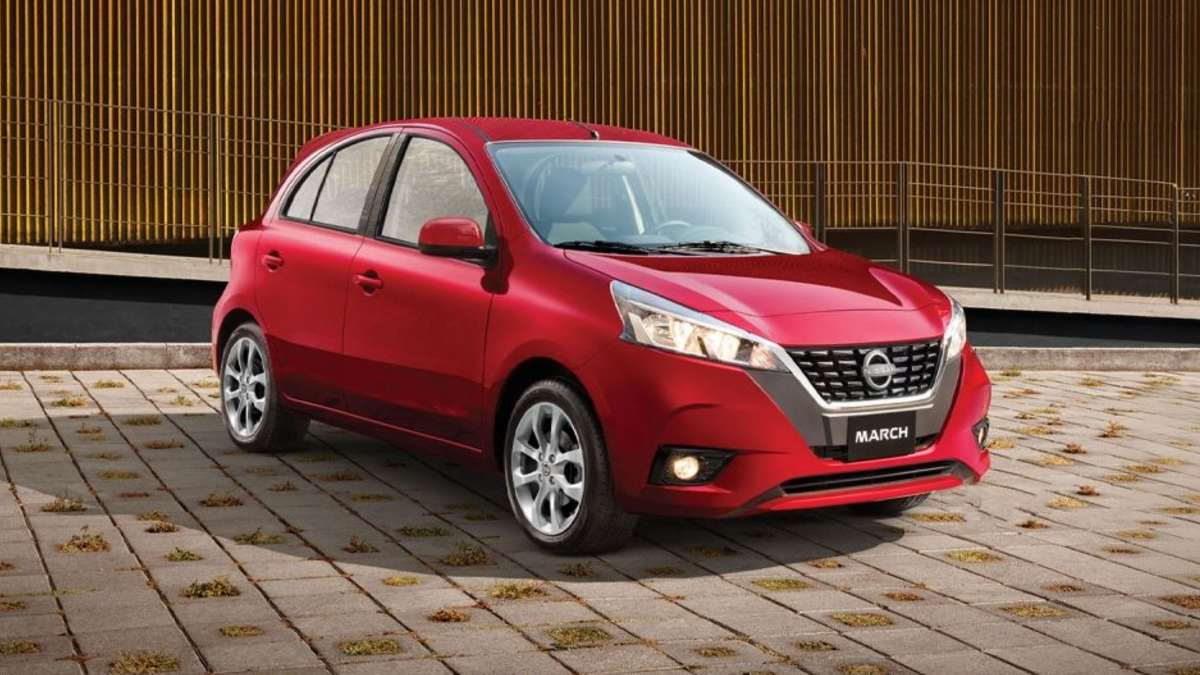 March 2026 de Nissan en color rojo