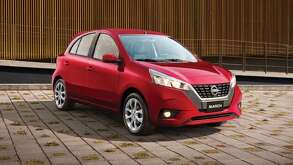 March 2026 de Nissan en color rojo