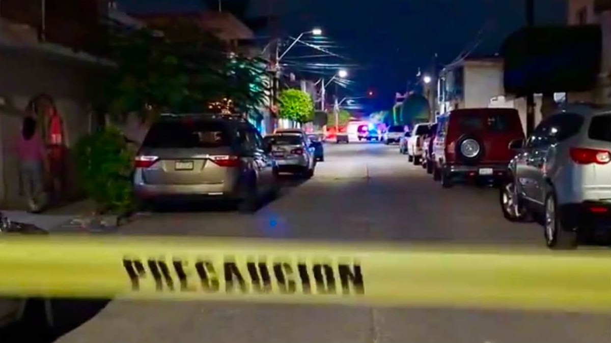 El reporte fue recibido alrededor de las 19:50 horas, luego de que vecinos alertaran tras escuchar varias detonaciones.