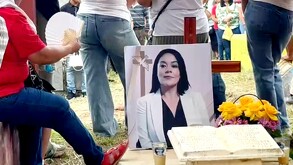 Féretro de una mujer durante su funeral en Veracruz.