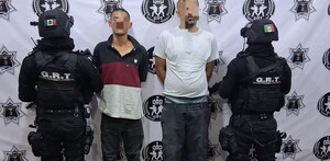 Hombres con cara censurada con playeras blanca y otro con playera con azul y rojo