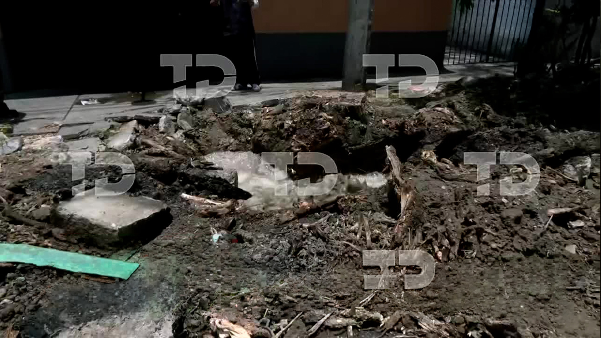 Trabajadores de Segiagua golpearon tubería de gas en Azcapotzalco al reparar fuga de agua. 80 personas evacuadas. Protección Civil y bomberos atienden.