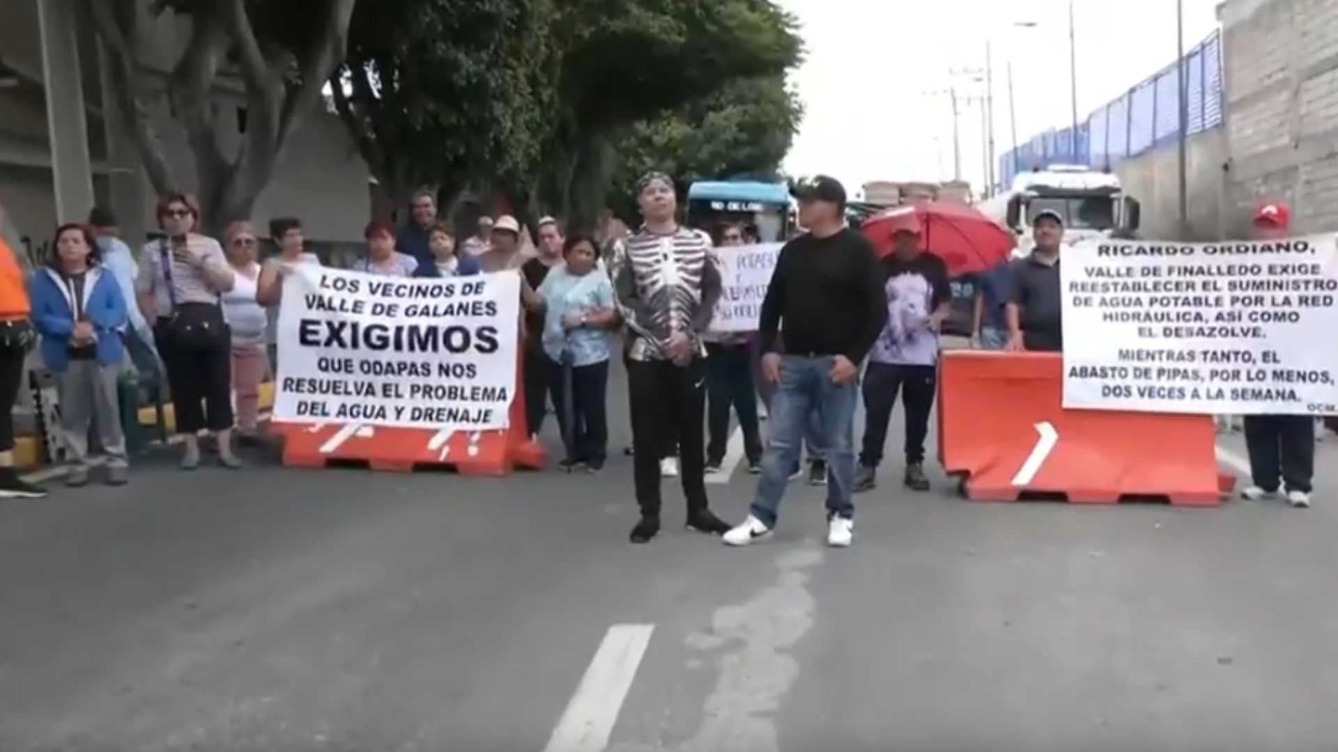 Vecinos de Nezahualcóyotl bloquean Periférico Río Remedios por 2 años sin agua potable e inundaciones.