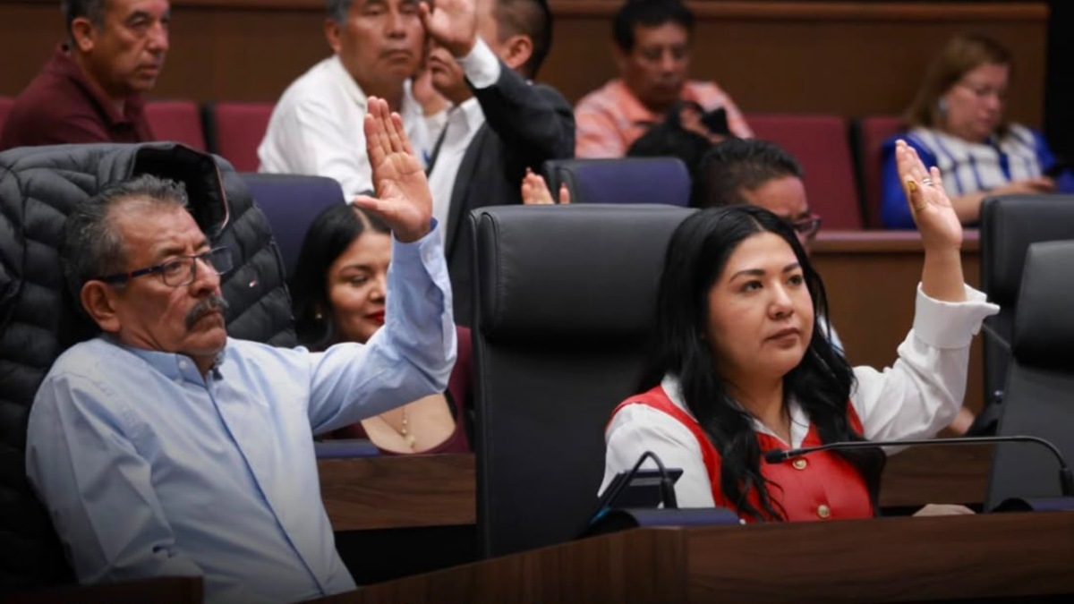 un grupo de diputados del congreso de oaxaca en una votación legislativa
