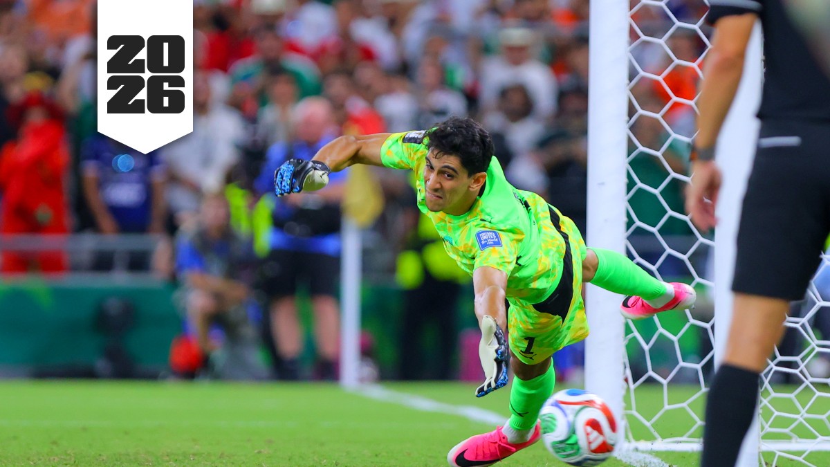 Yassine Bounou atajándole un penal a Países Bajos en el Mundial 2026.