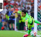 Yassine Bounou atajándole un penal a Países Bajos en el Mundial 2026.