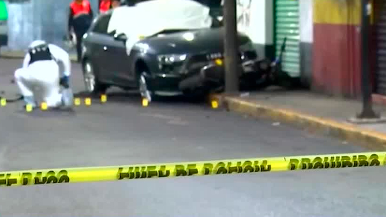 Un hombre, de aproximadamente 40 años de edad, fue asesinado a balazos mientras circulaba en su automóvil por calles de la colonia Francisco Villa.