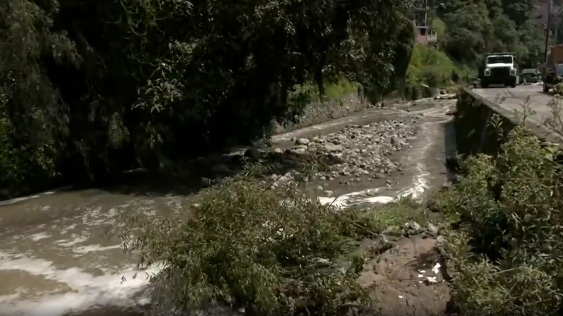 David Rodríguez reporta deterioro de barda del río Mixcoac en CdMx. Autoridades locales y federales se culpan sin resolver problema.