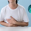 Fotografía de una persona con dolor de estómago y la bacteria que lo causa