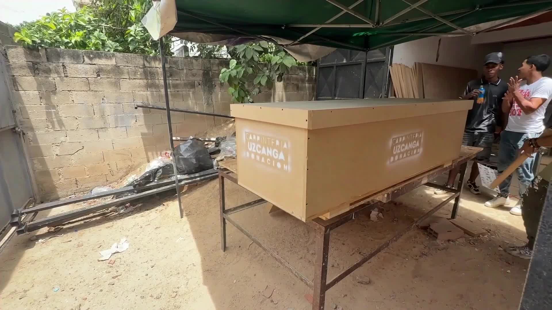 El carpintero Guillermo Uzcanga se ha vuelto viral en las redes sociales tras fabricar ataúdes para donarlos a las familias de las víctimas de los terremotos.