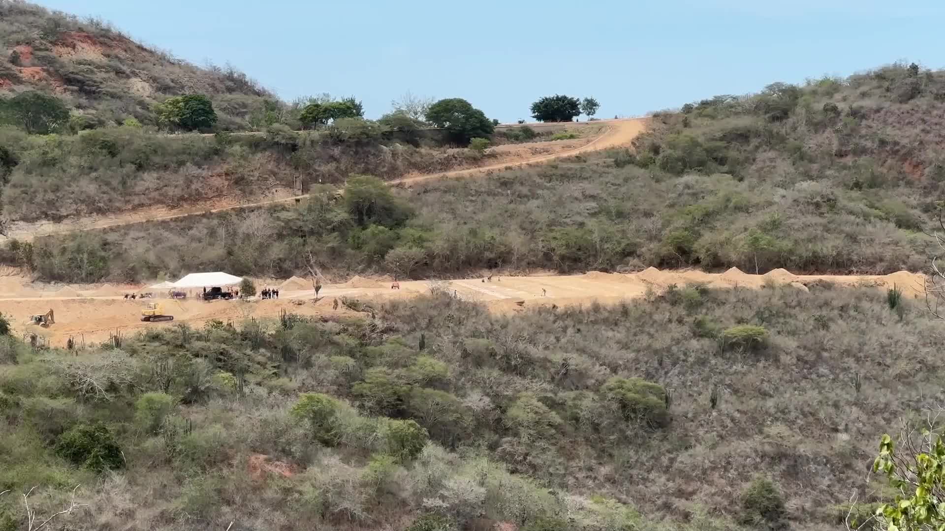 Las imágenes grabadas el jueves muestran los espacios acondicionados dentro del cementerio donde se depositarán los cuerpos.