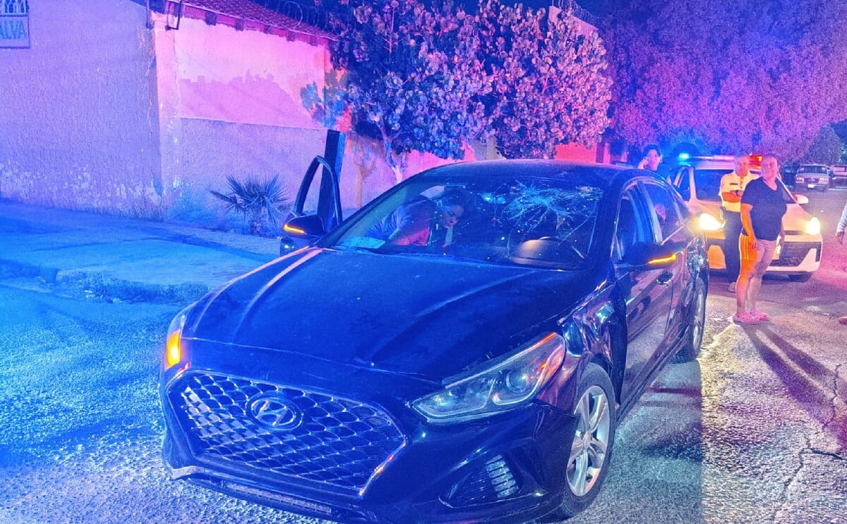 parabrisas quebrado en carro negro.