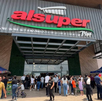 Además del supermercado, el complejo contempla la integración de diversos locales comerciales que conformarán una plaza