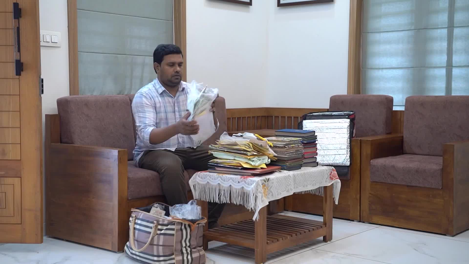 Sarin Kumar, un coleccionista de sellos de Kozhikode, Kerala, ha reunido una colección única de alrededor de 100.000 sellos postales.