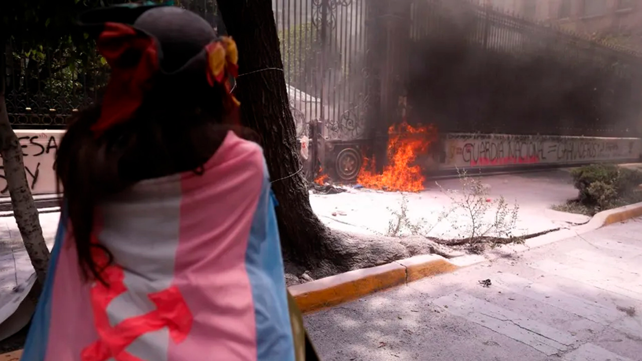 Integrantes de la comunidad trans realizaron una protesta en CdMx que terminó con destrozos en edificios públicos.