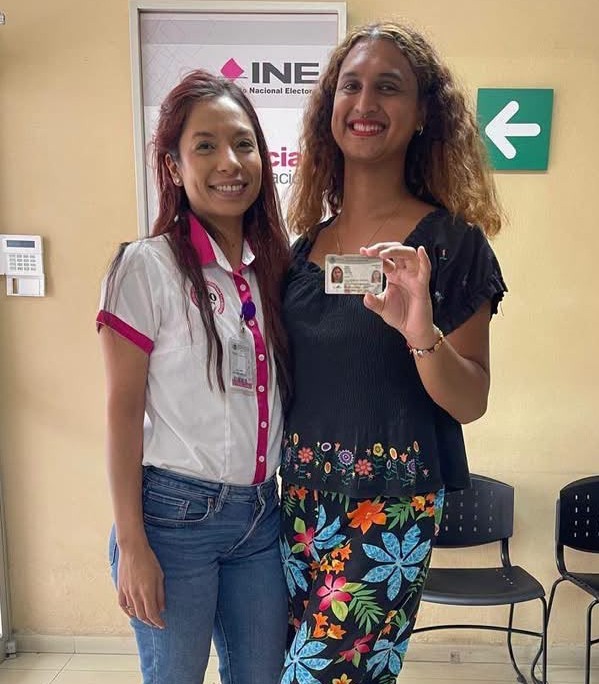 Una foto de la mujer trans y empleada del INE en la entrega de la primera credencial del INE para una persona trans