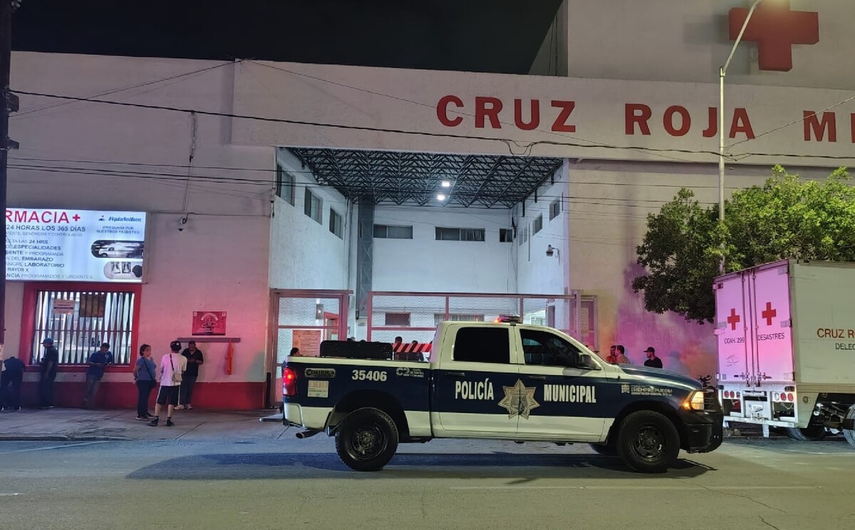 Policía Municipal afuera de Cruz Roja Mexicana.