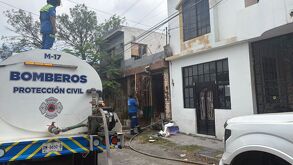 Elementos de Bomberos acuden ante incendio en carpintería de San Nicolás