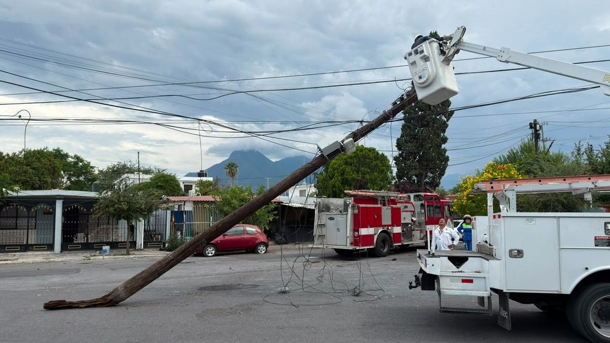 Un camión tipo torton derribó un poste de madera y dejó sin energía eléctrica a vecinos de la colonia Industrias del Vidrio Segundo Sector