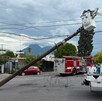 Un camión tipo torton derribó un poste de madera y dejó sin energía eléctrica a vecinos de la colonia Industrias del Vidrio Segundo Sector