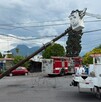 Un camión tipo torton derribó un poste de madera y dejó sin energía eléctrica a vecinos de la colonia Industrias del Vidrio Segundo Sector