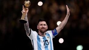 Lionel Messi sosteniendo el Balón de Oro del Mundial