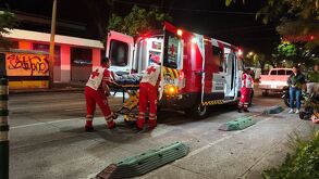 Una joven de 17 años terminó en el hospital con múltiples contusiones tras chocar de lleno contra los separadores de la ciclovía en la Avenida Javier Mina